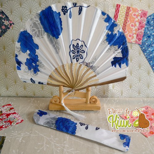 Éventail pliable forme arrondie avec étui, couleur blanc et bleu, élégante, style japonais, accessoire été, mariage, idée cadeau
