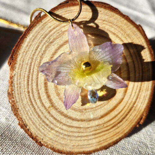 Collier orchidée fleur séchée sous résine , bijoux botaniques, pendentif floral, orchidée résine, chaîne inoxydable or, cristal swaro