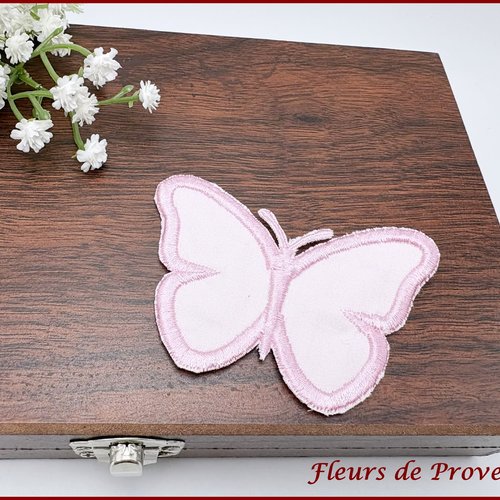 Papillon brodé tissu rose pâle