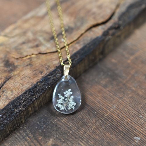 Pendentif talisman, en fleurs séchées