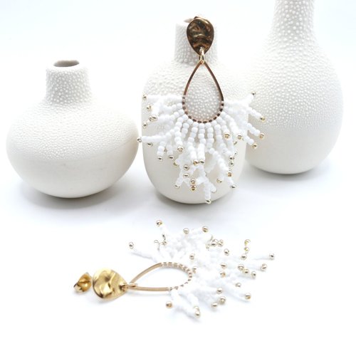 Boucles d’oreilles en acier inoxydable doré 18k – forme corail  avec perles de rocaille blanc