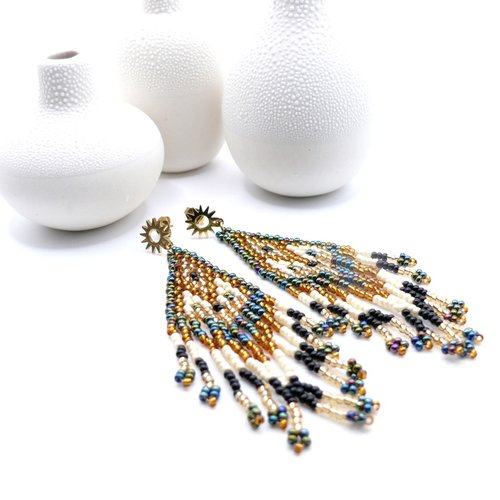 Longues boucles d’oreilles en acier inoxydable finition 18k, nomade sublimées par de délicates perles de rocailles.