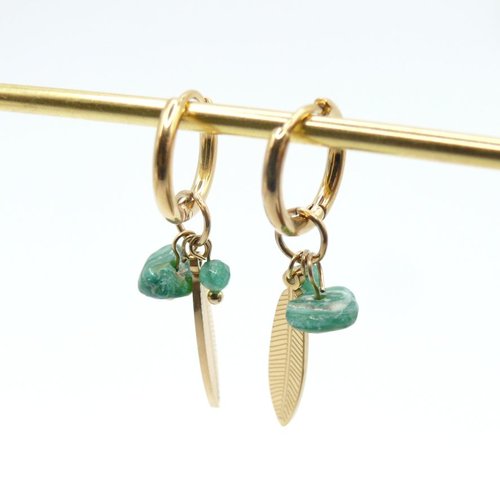 Boucles d’oreilles créoles en acier inoxydable finition 18k, ornées d’une feuille délicate et de perles vertes.