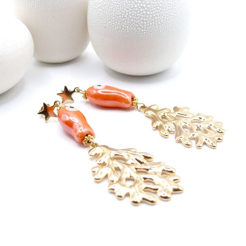 Boucles d’oreilles en acier inoxydable finition 18k, ornées d’un poisson en céramique et de perles corail.