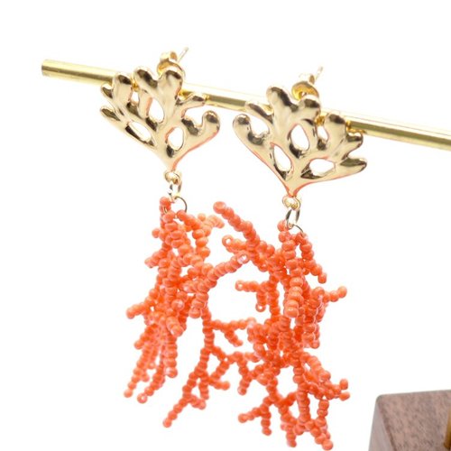 Longues boucles d’oreilles en acier inoxydable finition 18k style coral reef, ornées de délicates perles miyuki couleur orange.