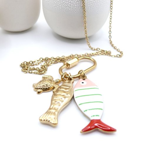 Collier en acier inoxydable finition 18k" summer beach", orné d’un poisson émaillé et de pendentifs poisson et tortue