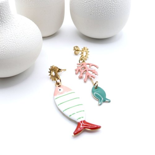 Boucles d’oreilles puces soleil en acier inoxydable finition 18k, asymétriques avec poisson et corail émaillés.
