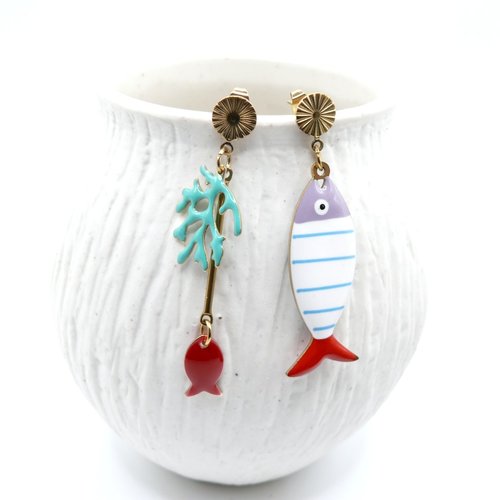 Boucles d’oreilles asymétriques en acier inoxydable doré 18k avect poisson à rayures