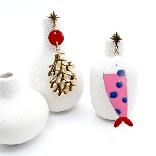 Boucles d’oreilles asymétriques en acier inoxydable doré 18k avect poisson à pois