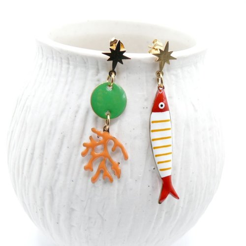 Boucles d’oreilles asymétriques en acier inoxydable doré 18k, où un délicat poisson à rayures