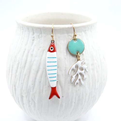 Boucles d’oreilles asymétriques en acier inoxydable doré 18k, où un délicat poisson à rayures