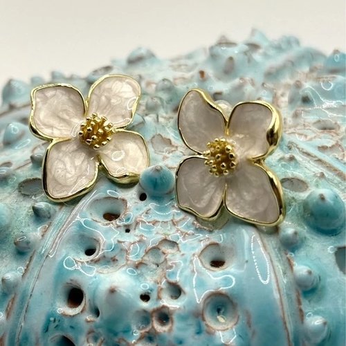Boucles d’oreilles fleur émaillée.