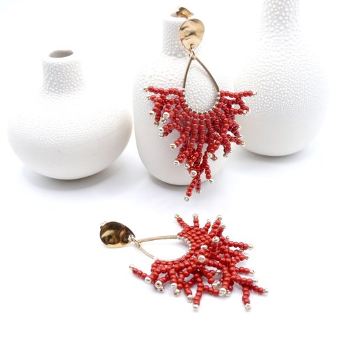 Boucles d’oreilles en acier inoxydable doré 18k – forme corail  avec perles de rocaille rouge