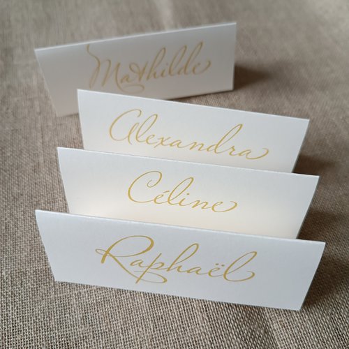 Marque place personnalisé écriture jaune doré mat