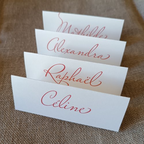 Marque place personnalisé écriture rouge