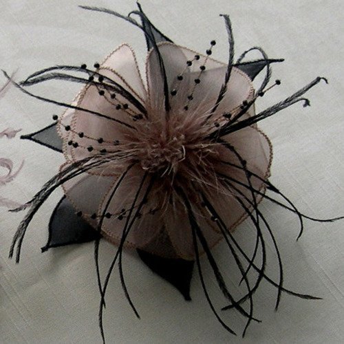 Broche fleur beige et noir en organza , plumes et perles, personnalisée, accessoires femme,  mariage, fête, cadeau