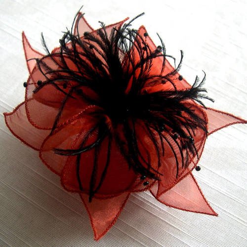 Barrette fleur organza orange, plumes noires et perles, accessoires coiffure, mariage, cadeau