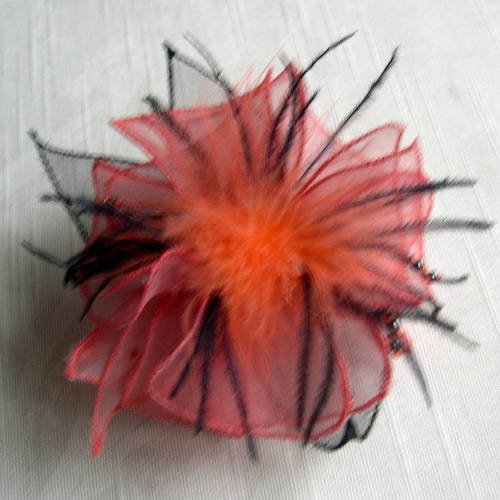 Broche fleur  en organza orange pêche et noir, plumes et perles, accessoires femme,  mariage, ceremonie, cadeau