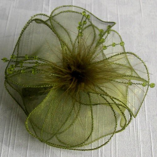 Barrette fleur verte en tissu, organza, plumes et perles, accessoires coiffure, mariagte, fête, cadeau
