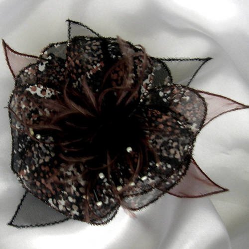 Broche fleur en tissu, organza,  plumes et perles, fleur mariage, accessoires femme, cadeau,  marron et noir 198