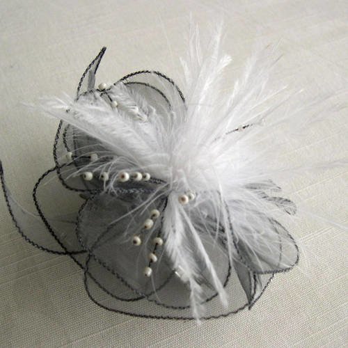 Barrette fleur organza gris, plumes blanches et perles, accessoires coiffure, mariage,cadeau