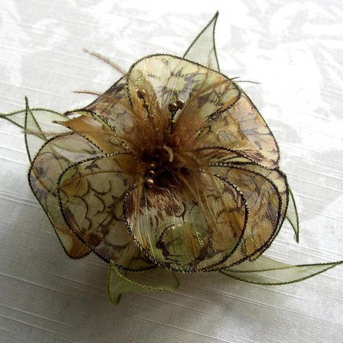 Barette fleur en tissu et organza, plumes et perles, accessoires coiffure, mariage, fête, cadeau, verte et marron, 031