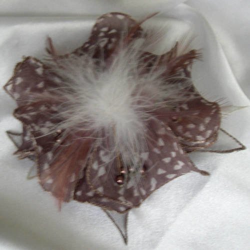 Broche fleur en tissu, organza, fleur plumes et perles, accessoires femme, mariage, cadeau, beige et blanc, 199