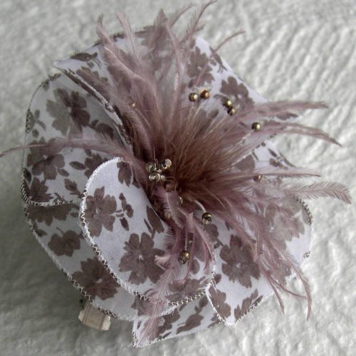 Barette fleur en tissu, plumes et perles,  accessoires coiffure, mariage, cadeau, fleur blanc et beige, 030