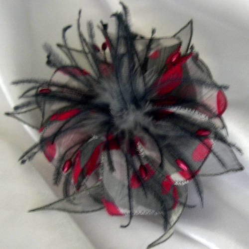 Barette fleur en tissu, organza, plumes et perles, accessoires coiffure, mariage, cadeau, gris, rouge et noir, 177