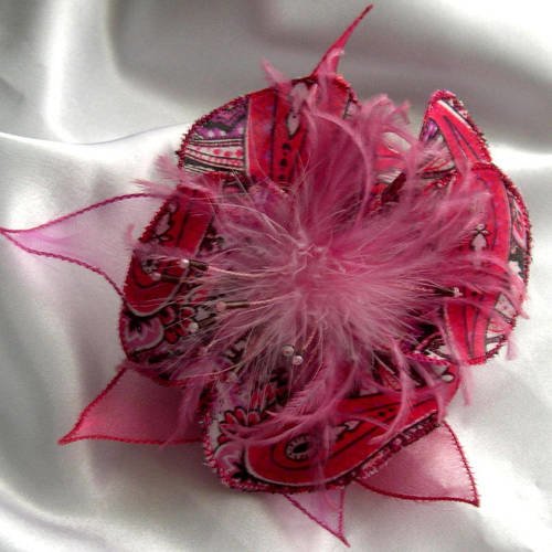 Broche fleur en tissu, organza, plumes et perles, accessoires femme, mariage, fête, cadeau, rouge et rose, 192