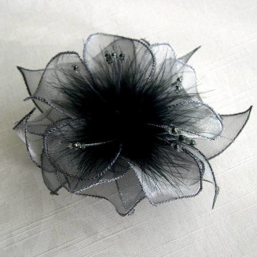 Barrette fleur en organza gris, plumes noires et perles, accessoires coiffure, mariage, fête, cadeau