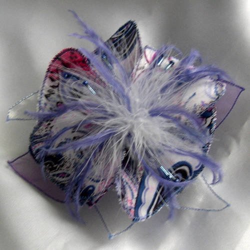 Broche fleur en tissu, organza, plumes et perles, accessoires femme, mariage, fête, cadeau, blanc et violet, 193