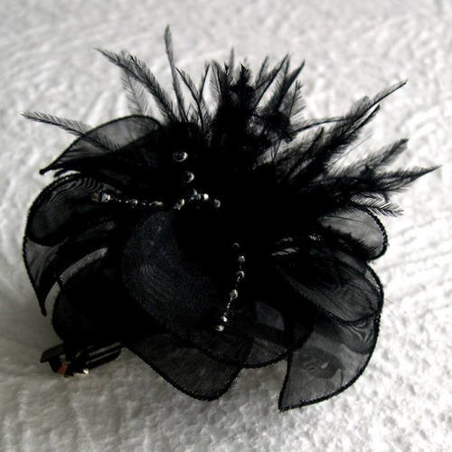 Barrette fleur en organza noir, plumes et de perles, accessoires coiffure