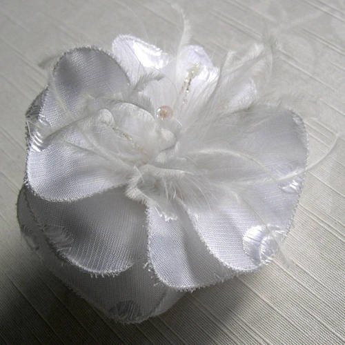 Barrette fleur blanche en satin blanc, plumes et perles, accessoires coiffure, mariage, fête, cadeau