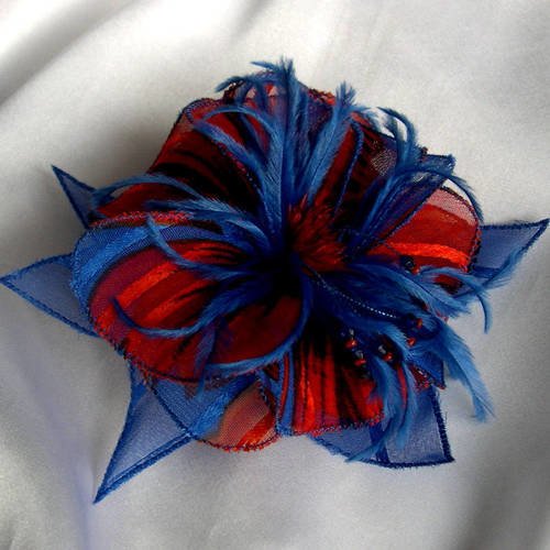 Broche fleur en tissu, organza, plumes et perles, accessoires femme, mariage, fête, cadeau, bleu et rouge, 194