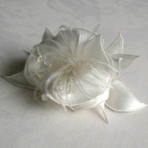 Barrette fleur blanche en satin blanc, plumes et perles,  accessoires coiffure,  mariage