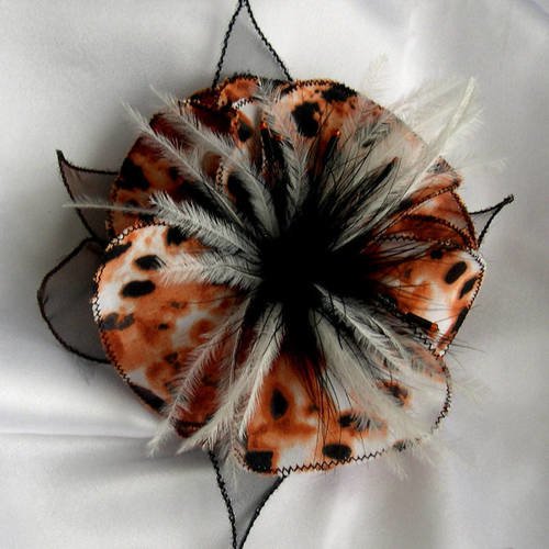 Broche fleur en tissu, organza, plumes et perles, accessoires femme,, mariage, cadeau, blanc, marron et noir 191