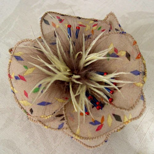 Barette fleur en tissu, plumes et perles, accessoires coiffure, mariage, fête, cadeau, beige et jaune, 179