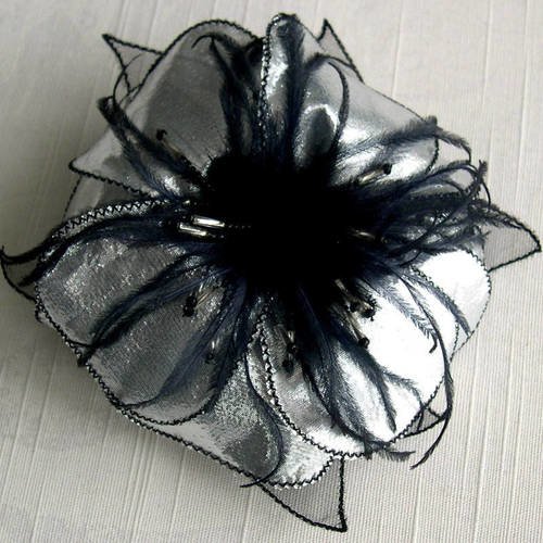 Broche fleur argentée en lamé argenté, plumes noires et perles, accessoires femme, mariage, fête, cadeau