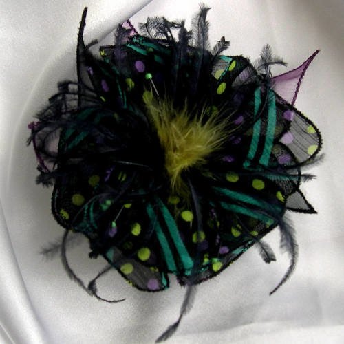 Broche fleur en tissu, organza, plumes et perles, accessoires femme, mariage, fête, cadeau, noir, vert et jaune, 187