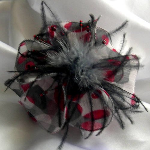 Barette fleur en tissu, plumes et perles, accessoires coiffure, mariage, fête,  cadeau, gris, rouge et noir, 177