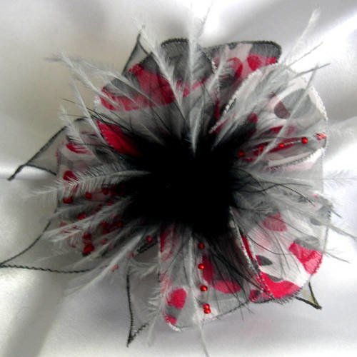Broche fleur en tissu, organza, plumes et perles, accessoires femme, mariage, fête, cadeau,  gris, rouge et noir, 177