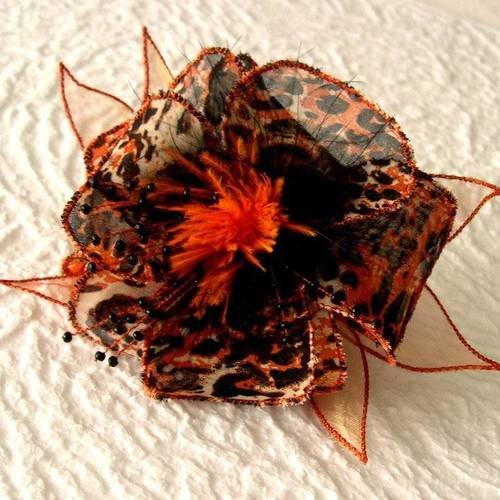 Barette fleur en tissu, organza, plumes et perles,  accessoires coiffure, mariage, fête, cadeau, orange et noir, 182