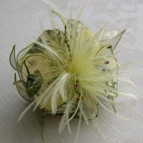 Barette fleur en tissu, organza, plumes et perles, accessoires coiffure, mariage, fête, cadeau, jaune et vert, 010