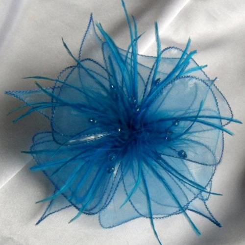 Broche fleur bleue en organza bleu, plumes et perles, accessoires femme, ceremonie, mariage, fête