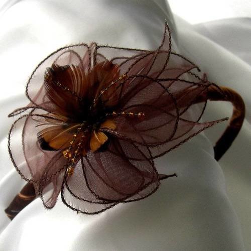 Serre-tête fleur en organza marron, plumes et perles, accessoires coiffure, ceremonie