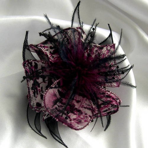 Barette fleur en tissu, organza, plumes et perles, accessoires coiffure, mariage, fête, cadeau, rose et noire, 181