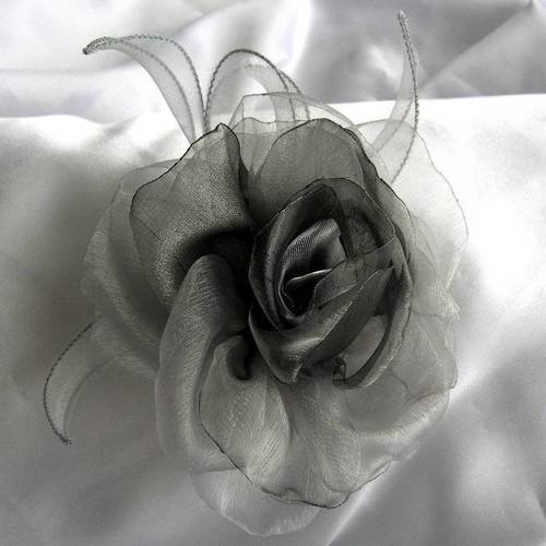 Broche rose grise en organza, fleur rose grise, fleur mariage, ceremonie, fête, cadeau femme, accessoires femme