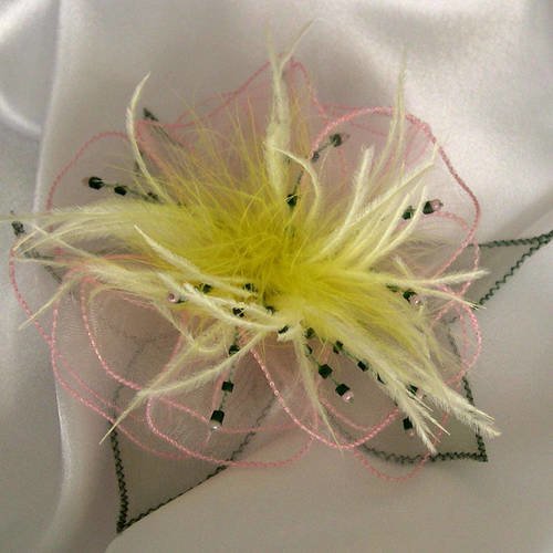 Broche fleur en organza rose et vert, plumes jaunes et perles vertes,  accessoires femme, mariage, fête, cadeau