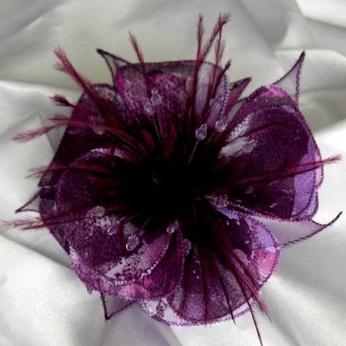 Broche fleur en tissu et organza, fleur plumes et perles, accessoires femme,  mariage, cadeau, violet, rose, prune, 134